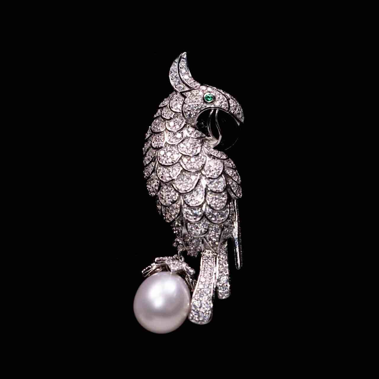 Omnia Najeeba White Pearl Bird Silver Brooch in 925 Silver In High Quality Simulated Diamonds - OMNIASTORES UAE