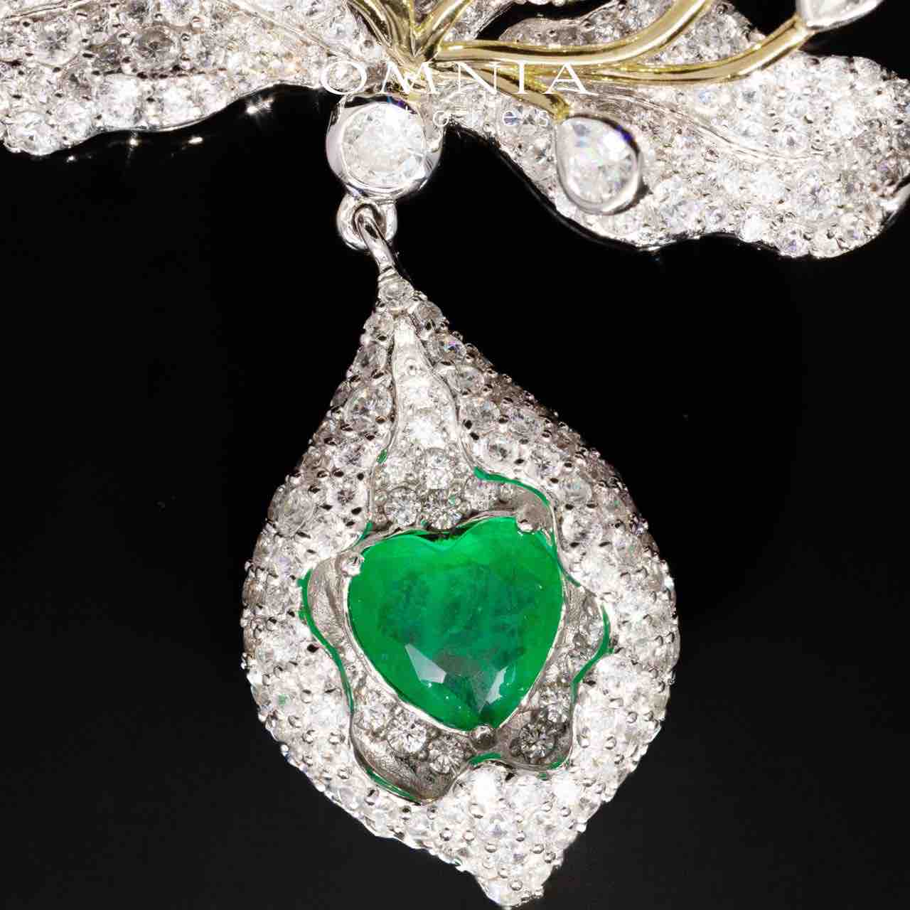 Omnia Aiyla Floral Green and White Brooch With High Quality Simulated Diamonds in 925 Silver - OMNIASTORES KSA