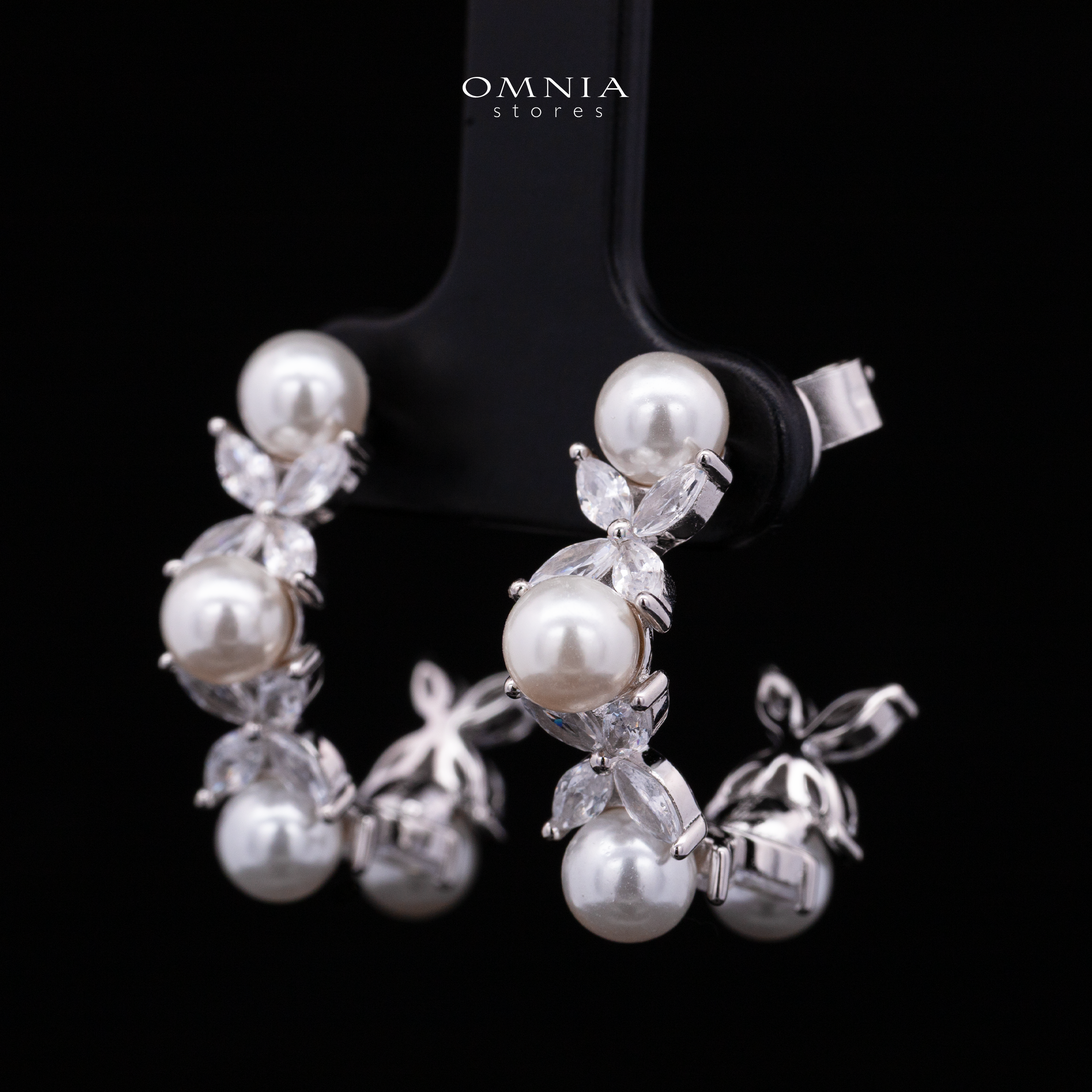 أقراط إيلي من اللؤلؤ الأبيض مع ألماس صناعي عالي الجودة من الفضة عيار 925