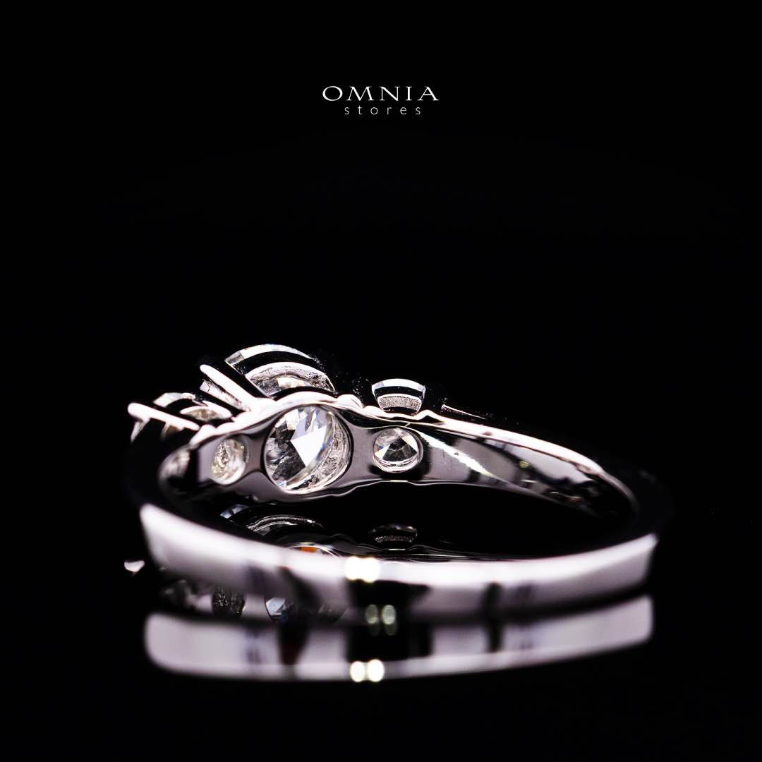 Halima Lab Grown With IGI Certified E VVS2 Oval Brilliant White Ring in 925 Silver 1.50ct - OMNIASTORES KSA