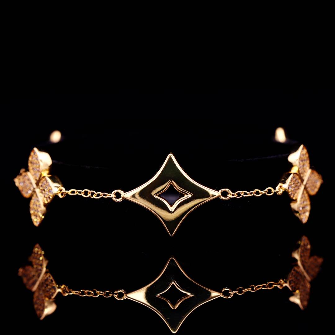 Omnia Golden Clove Bracelet with High-Quality Simulated Diamonds 18k Gold Plated - OMNIASTORES UAE