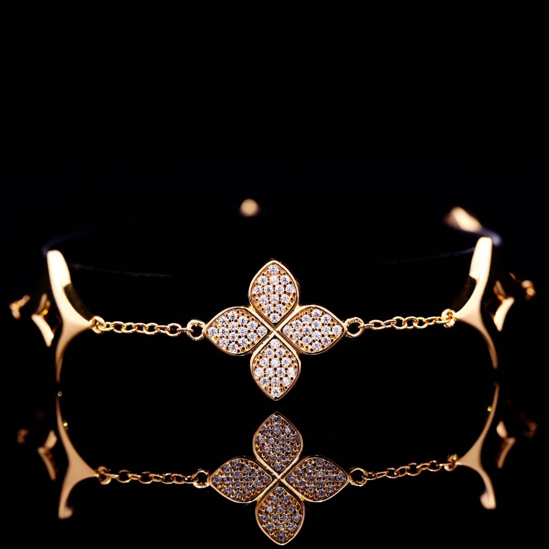 Omnia Golden Clove Bracelet with High-Quality Simulated Diamonds 18k Gold Plated - OMNIASTORES KSA