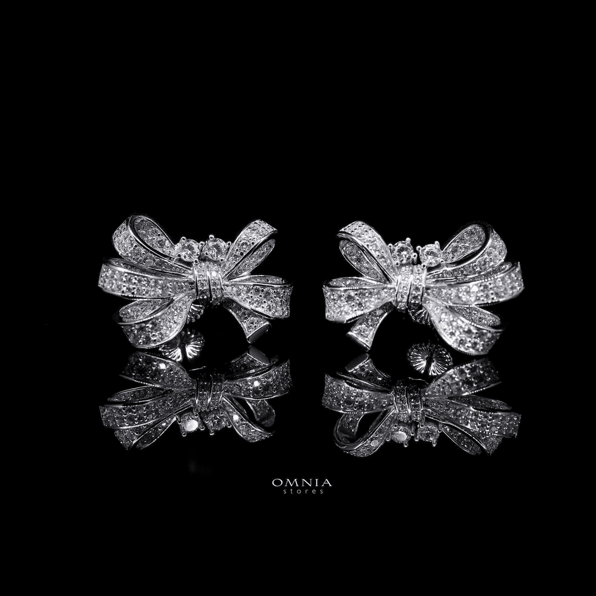 Omnia Sana White Earrings in 92.5 Silver High Quality Simulated diamonds - OMNIASTORES UAE