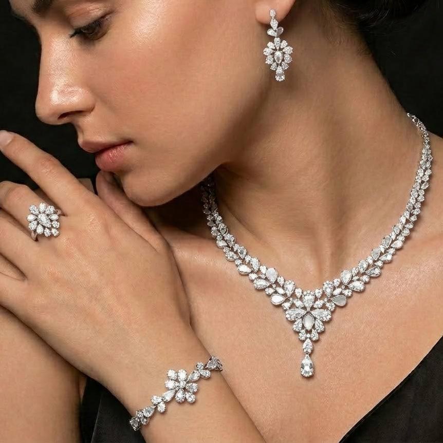 طقم عرائس كامل ألورا وايت من الفضة عيار 925 مرصع بالماس الصناعي عالي الجودة