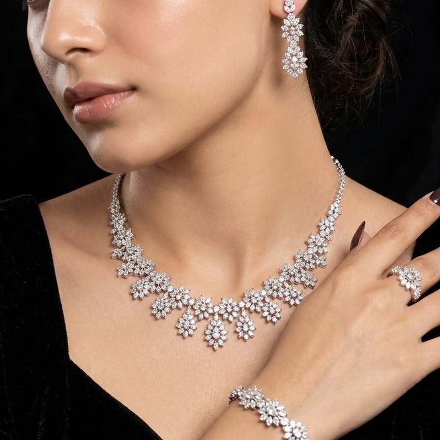 طقم عرائس مونيكا وايت الفضي عيار 925 مرصع بماس صناعي عالي الجودة