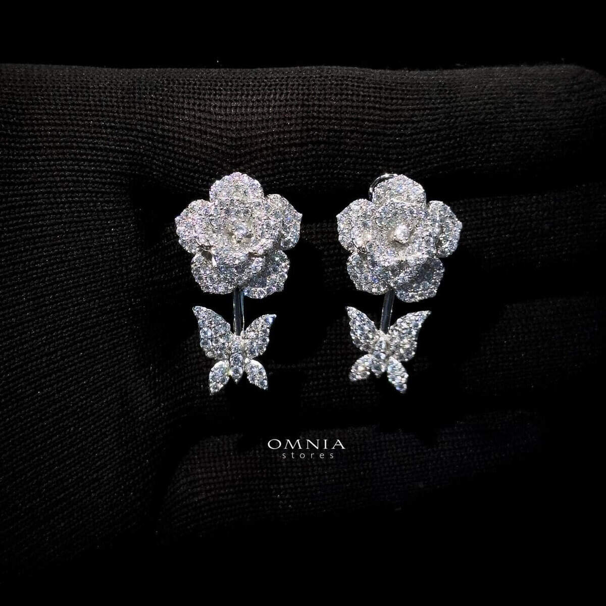 Omnia Olla White Earrings In 92.5 Silver In High Quality Simulated diamonds - OMNIASTORES UAE