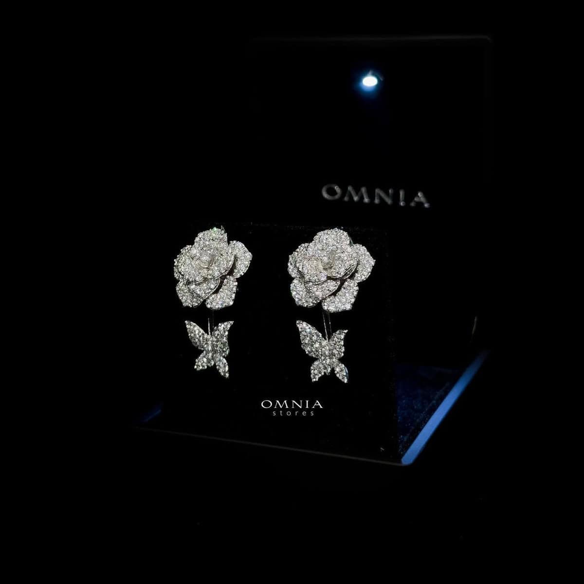Omnia Olla White Earrings In 92.5 Silver In High Quality Simulated diamonds - OMNIASTORES UAE