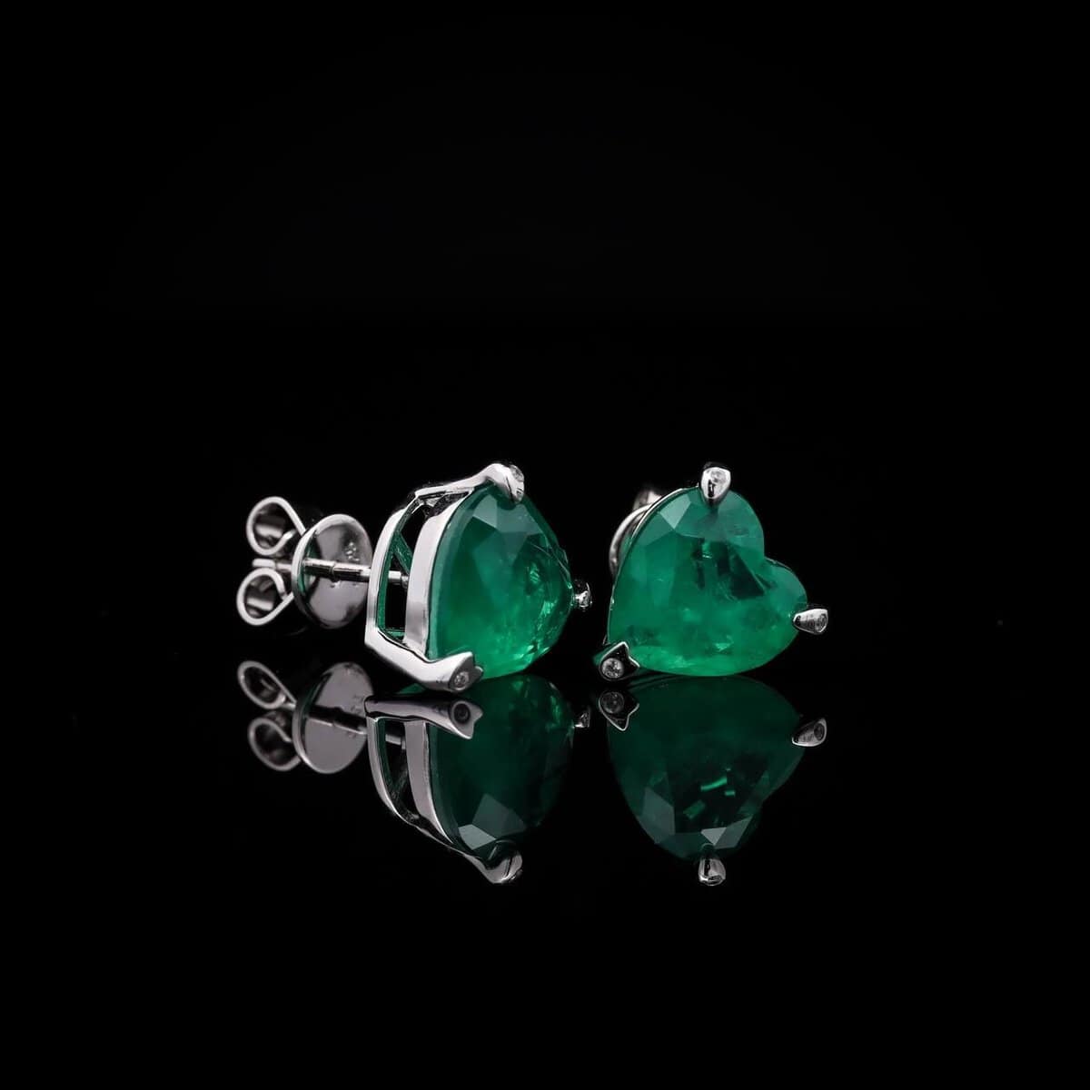 Omnia Shaden Emerald Heart Stud Earrings in 92.5 Silver with High-Quality Simulated Diamonds - OMNIASTORES UAE