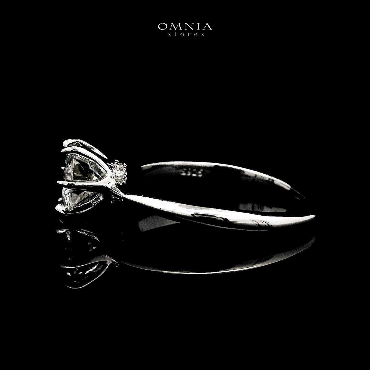 Omnia Areeba Silver Classic Ring in 925 Silver with High-Quality White Moissanite Stones