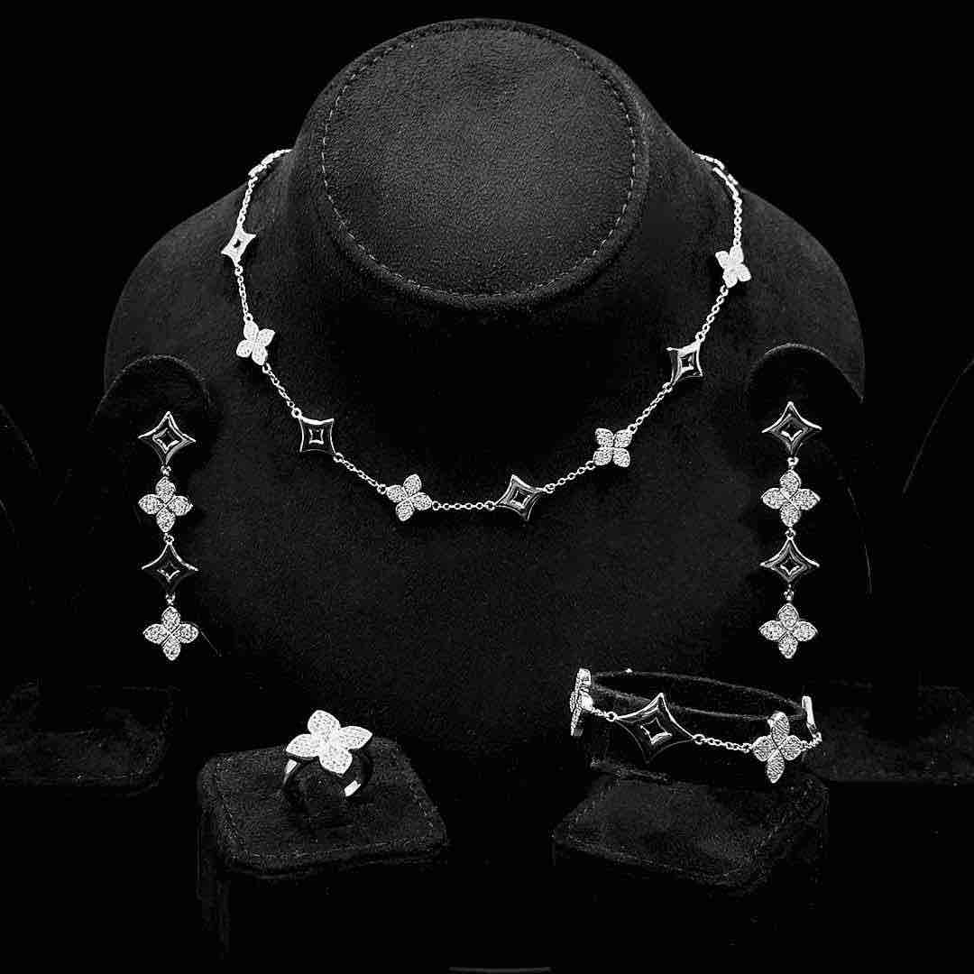 Omnia White Clove Choker Full Set with High-Quality Simulated Diamonds Gold Plated - OMNIASTORES UAE