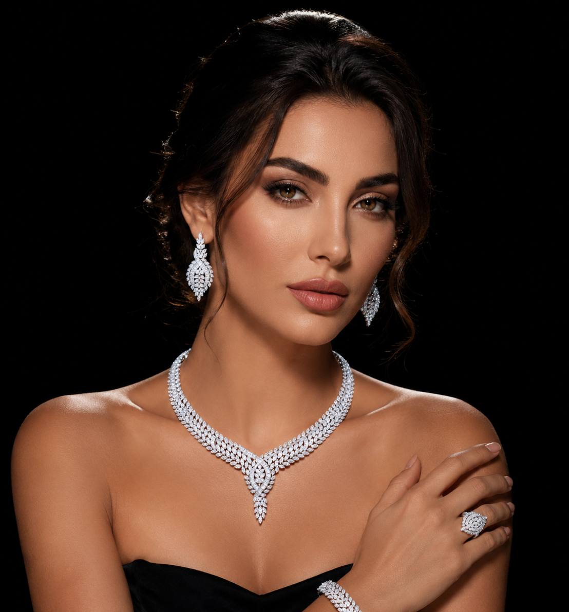 طقم أريانا الملكي الفاخر الكامل للعرائس باللون الأبيض مرصع بمحاكاة الألماس النقي والمطلي بالروديوم من "أمنية"
