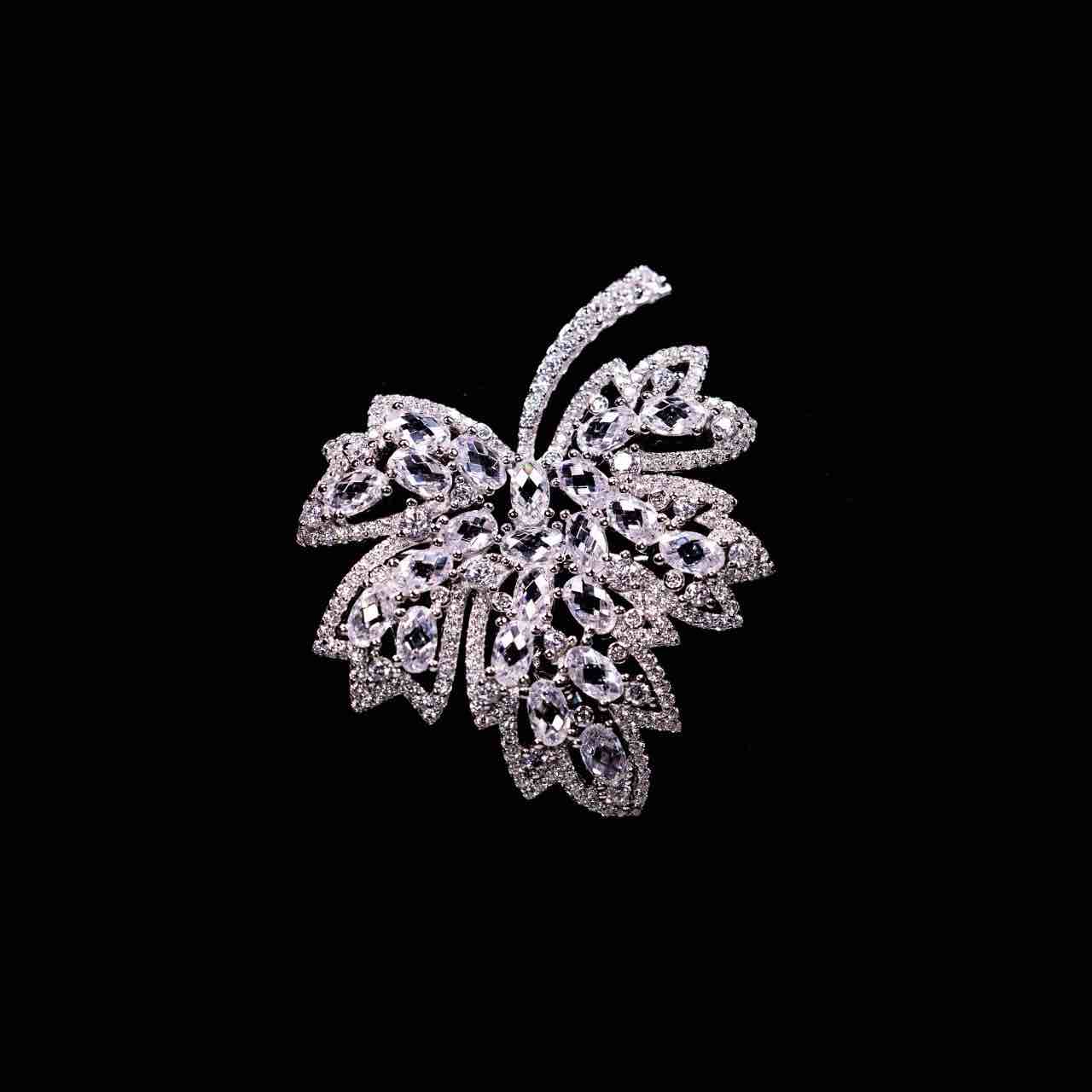 Omnia Muhja Leaf Silver brooch in 925 Silver High Quality Simulated diamonds - OMNIASTORES UAE