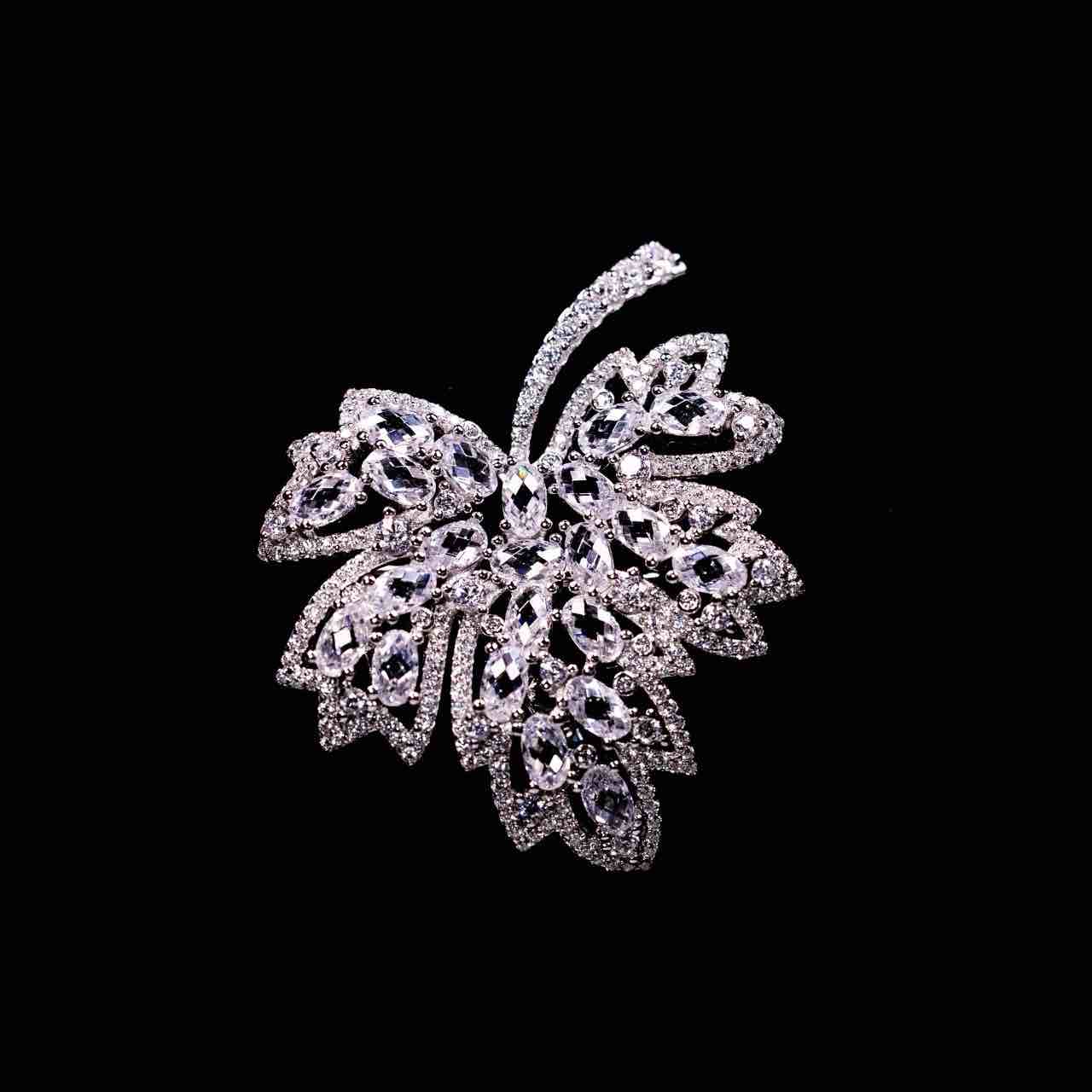 Omnia Muhja Leaf Silver brooch in 925 Silver High Quality Simulated diamonds - OMNIASTORES UAE