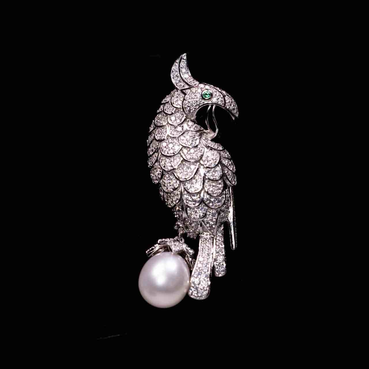Omnia Najeeba White Pearl Bird Silver Brooch in 925 Silver In High Quality Simulated Diamonds - OMNIASTORES UAE
