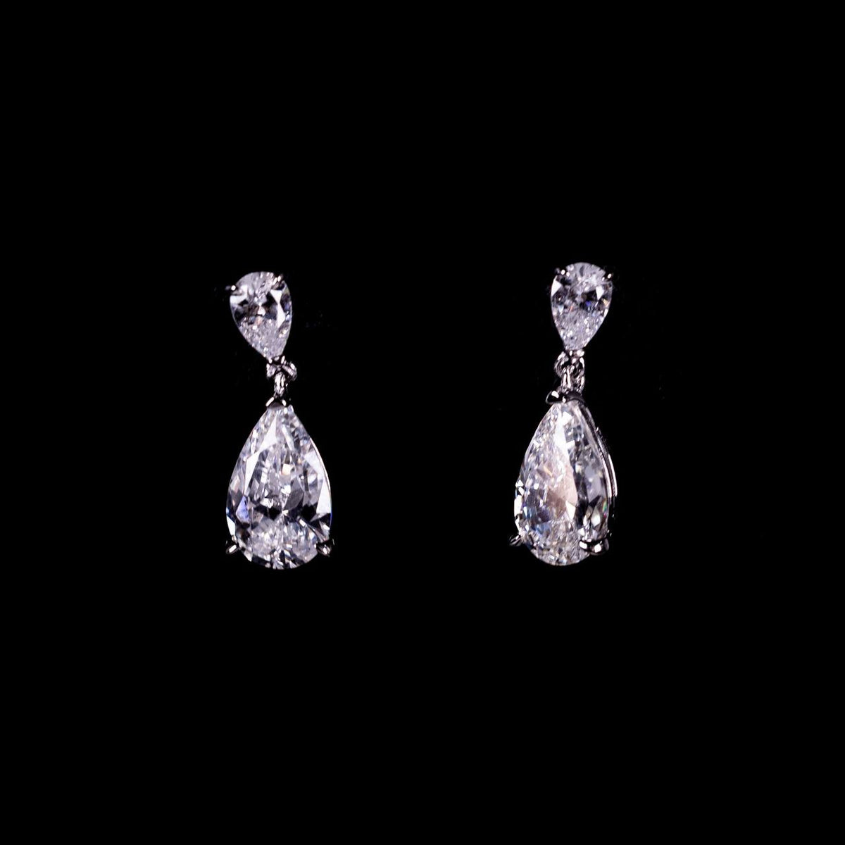 Omnia Rawa White Pear Cut Silver Drop Earrings In 925 Silver High Quality Certified Lab Crafted Stones - OMNIASTORES UAE
