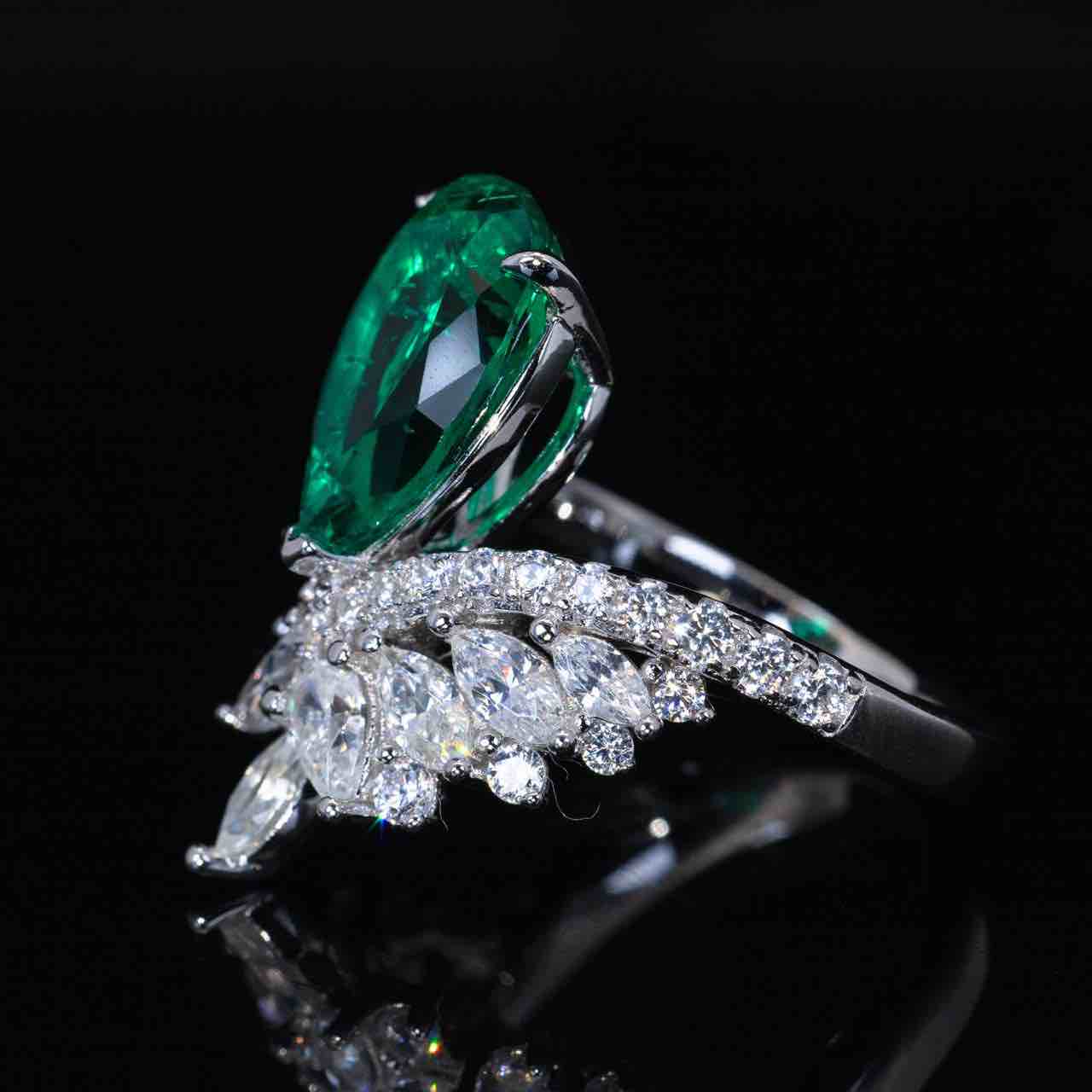 Omnia Alyka Green Pear Cut Ring With High Quality Certified Lab Crafted Stones In 925 Silver - OMNIASTORES KSA