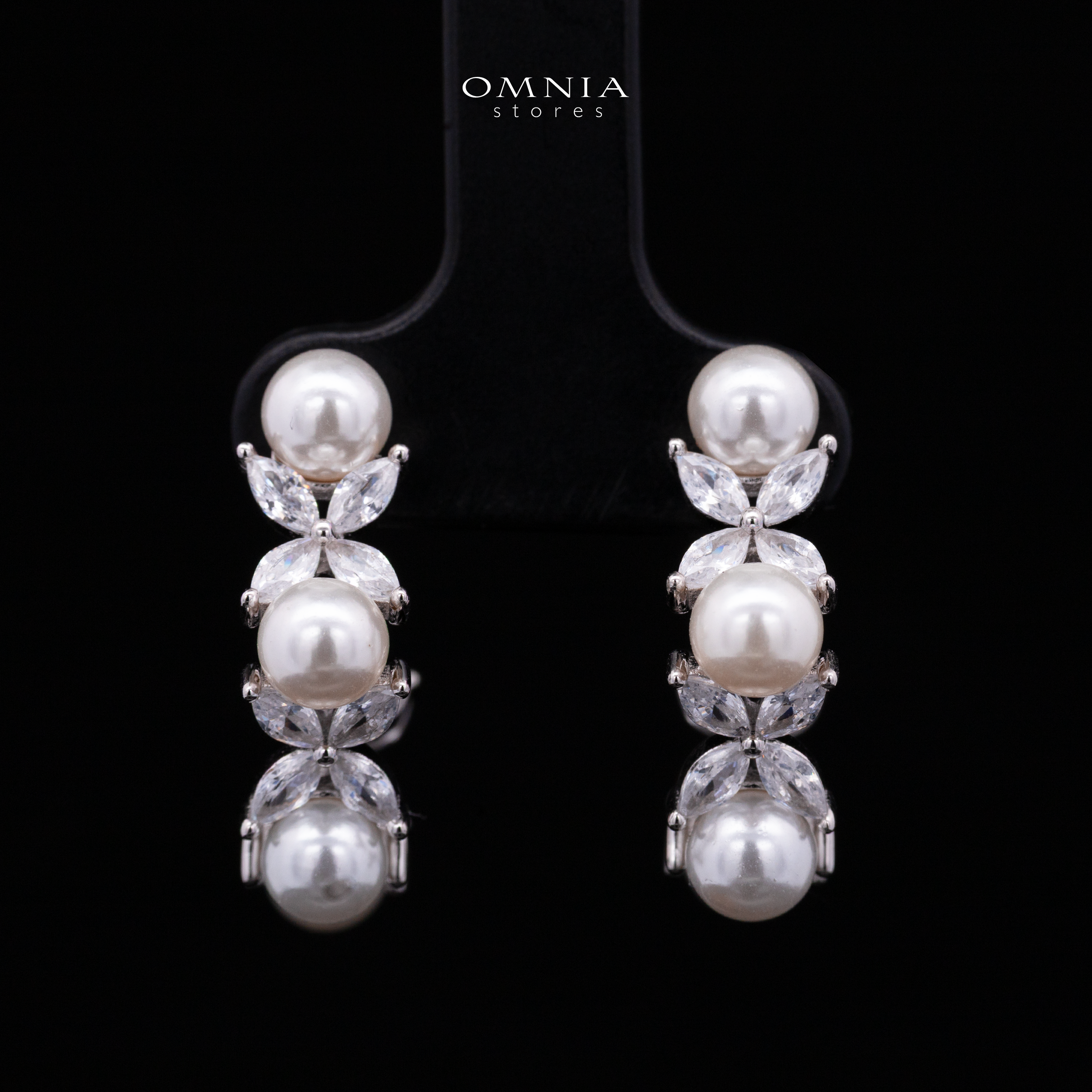 أقراط إيلي من اللؤلؤ الأبيض مع ألماس صناعي عالي الجودة من الفضة عيار 925