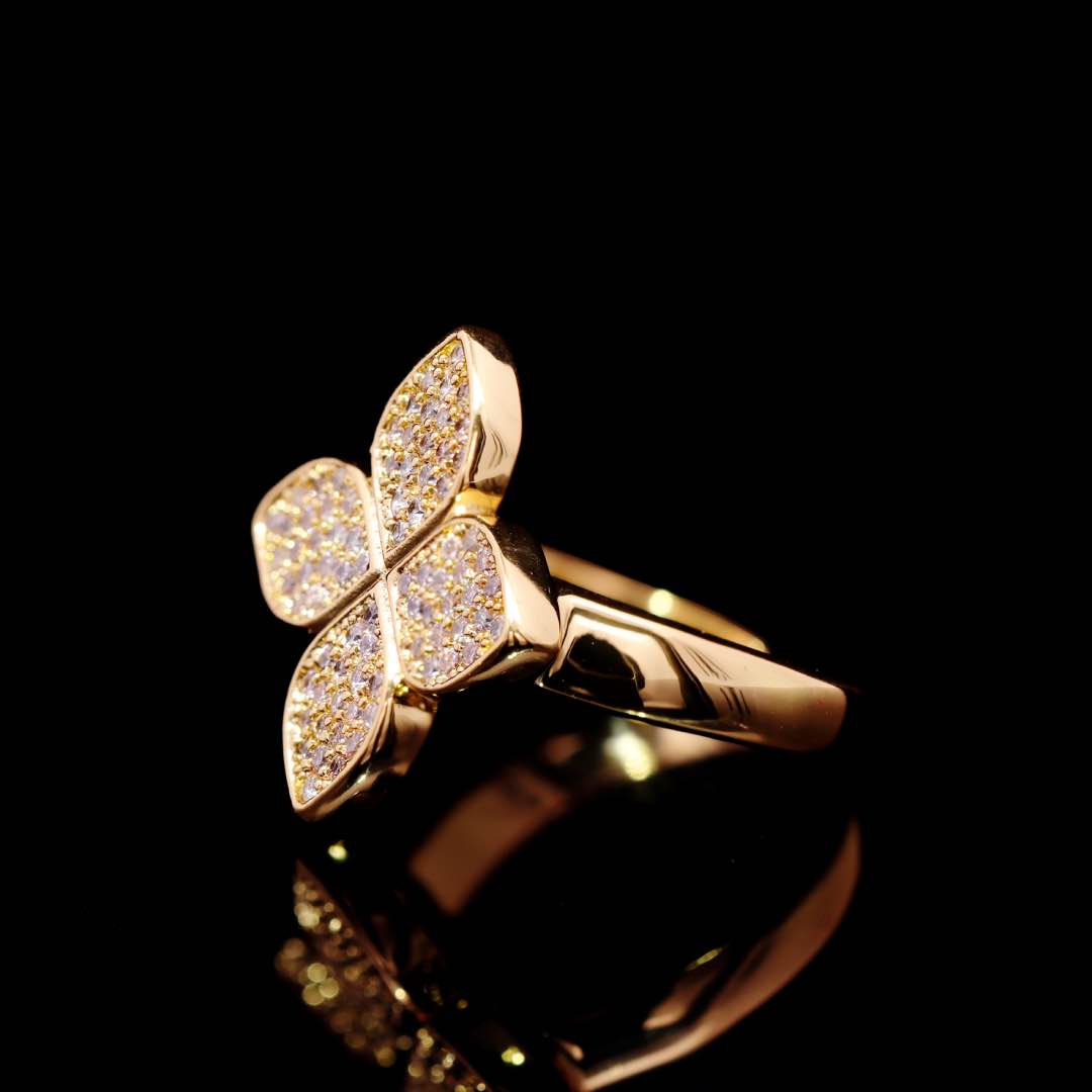 Omnia Golden Clove Ring with High-Quality Simulated Diamonds Gold Plated