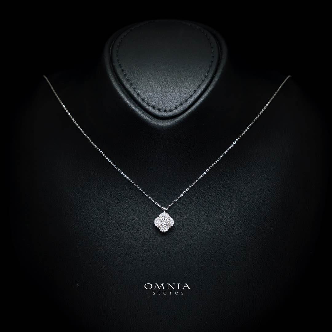Omnia Bianca Clover Pendant Necklace in 92.5 Silver with High-Quality Moissanite Stones - OMNIASTORES KSA