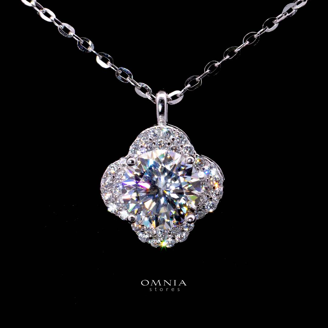 Omnia Bianca Clover Pendant Necklace in 92.5 Silver with High-Quality Moissanite Stones - OMNIASTORES KSA