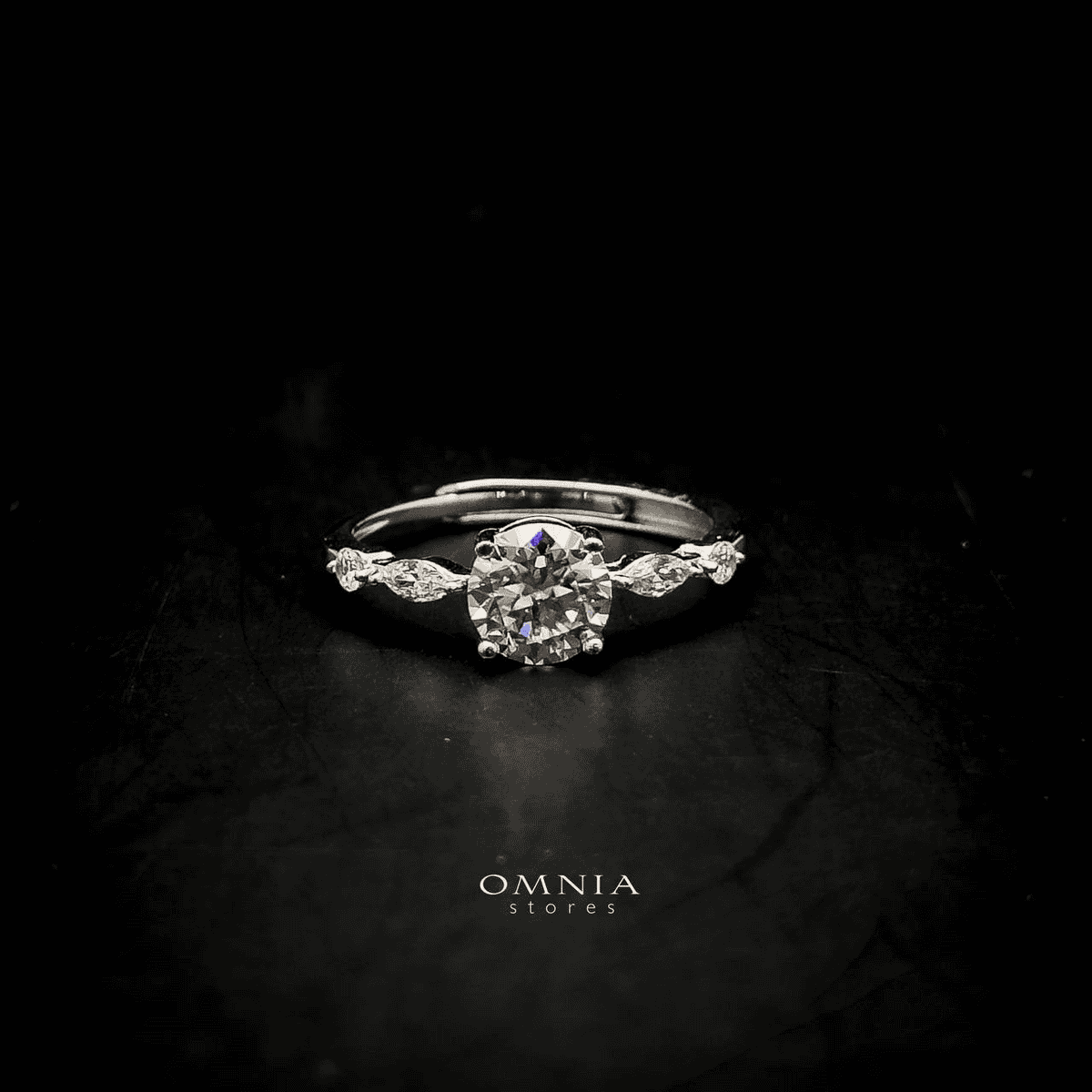 Omnia Arwan Silver Ring in 92.5 Silver with High Quality Moissanite - OMNIASTORES UAE