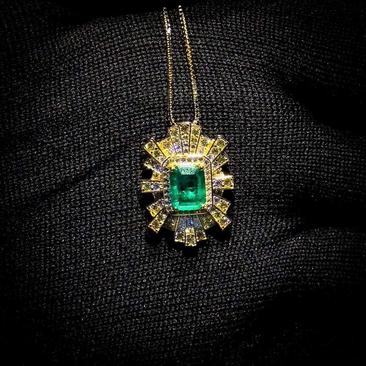 Omnia Green Radiance Necklace in 92.5 Silver with High Quality Simulated Diamonds - OMNIASTORES UAE