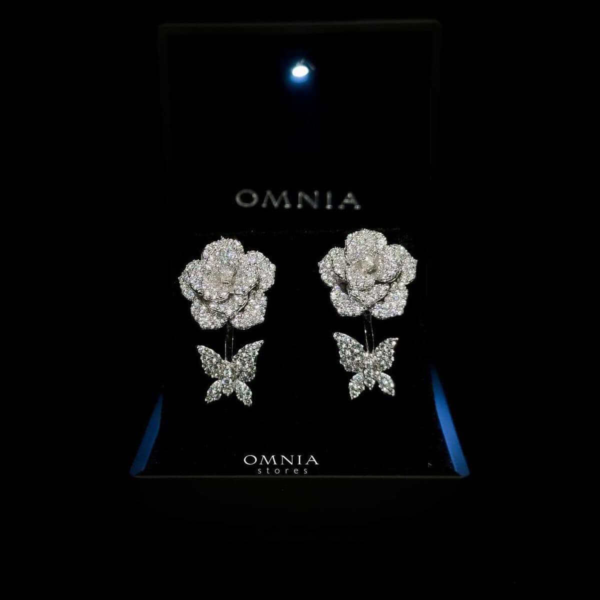 Omnia Olla White Earrings In 92.5 Silver In High Quality Simulated diamonds - OMNIASTORES UAE