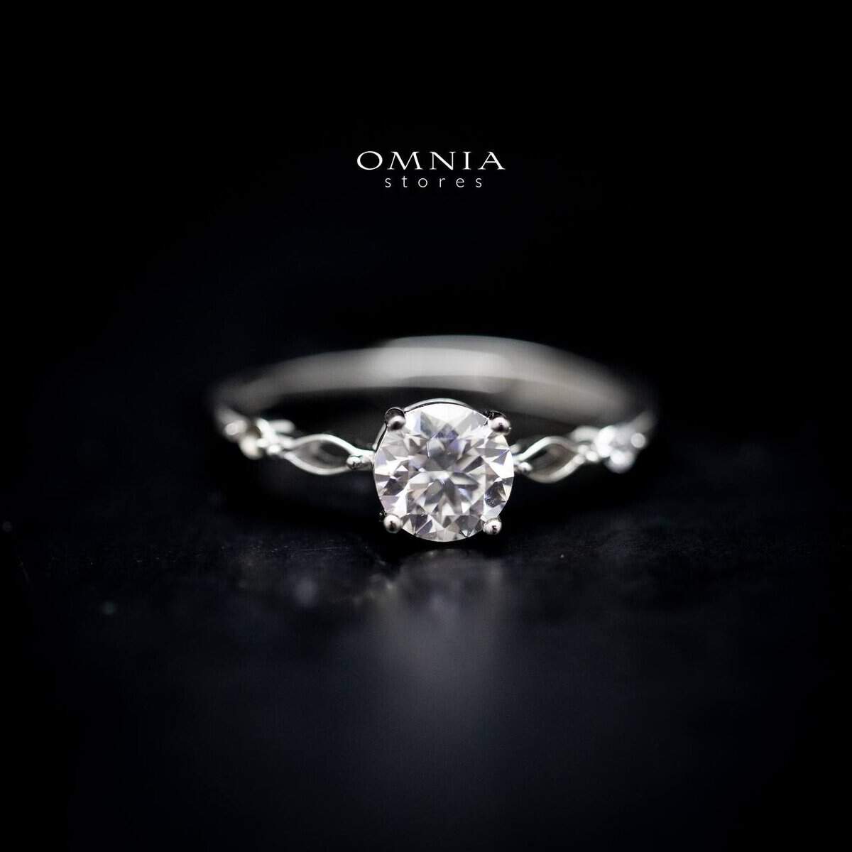 Omnia Arwan Silver Ring in 92.5 Silver with High Quality Moissanite - OMNIASTORES UAE