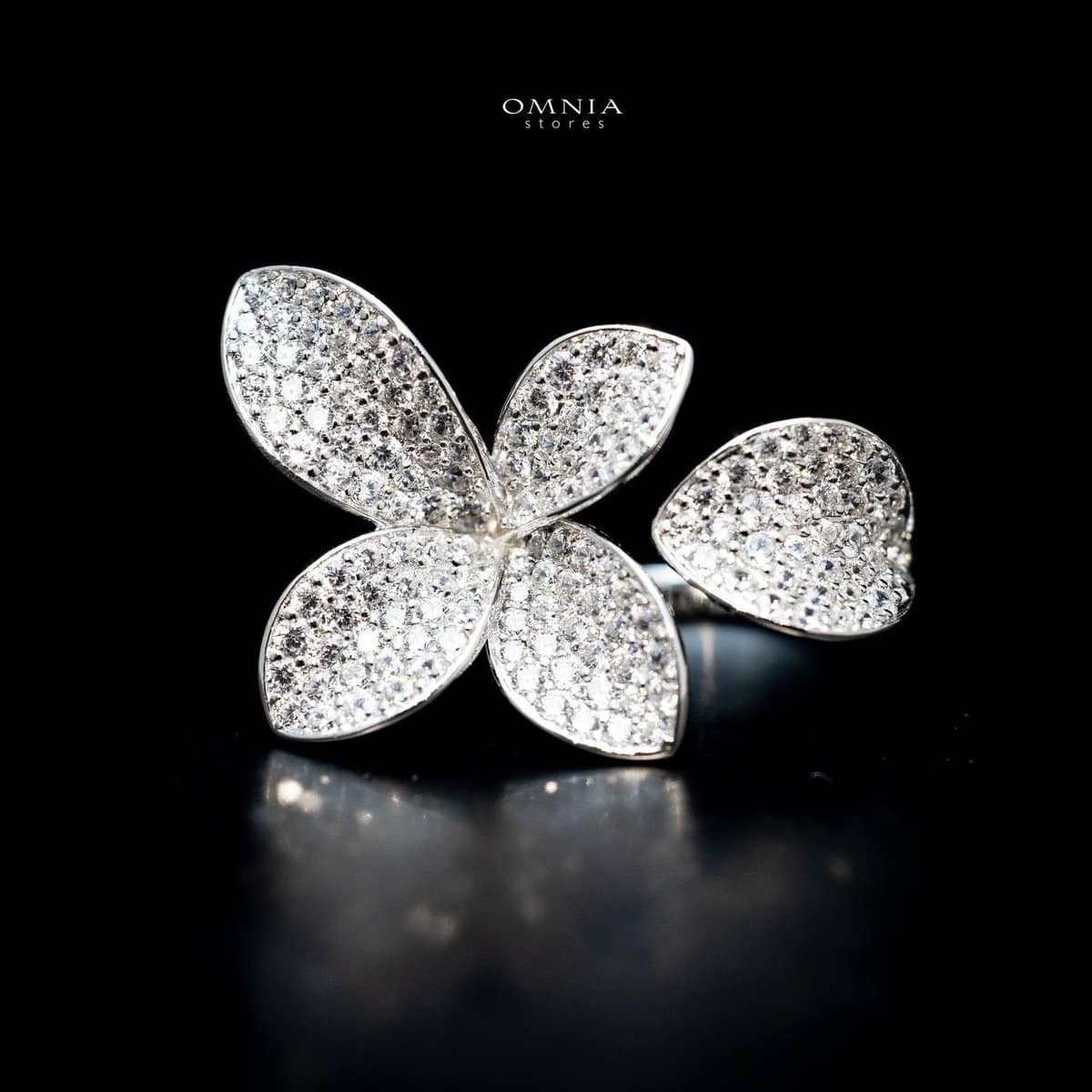 Omnia Dayana Floral Ring in High Quality 92.5 Silver with Simulated Diamonds - OMNIASTORES UAE