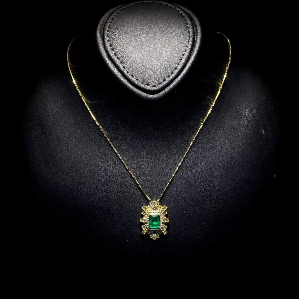 Omnia Green Radiance Necklace in 92.5 Silver with High Quality Simulated Diamonds - OMNIASTORES UAE