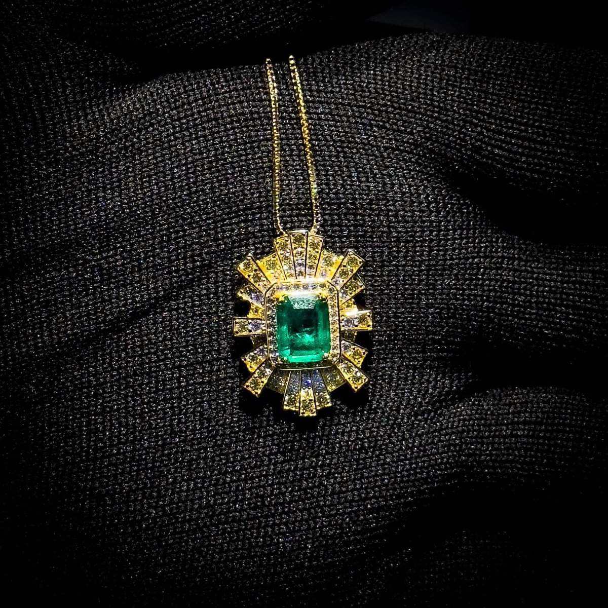 Omnia Green Radiance Necklace in 92.5 Silver with High Quality Simulated Diamonds - OMNIASTORES UAE