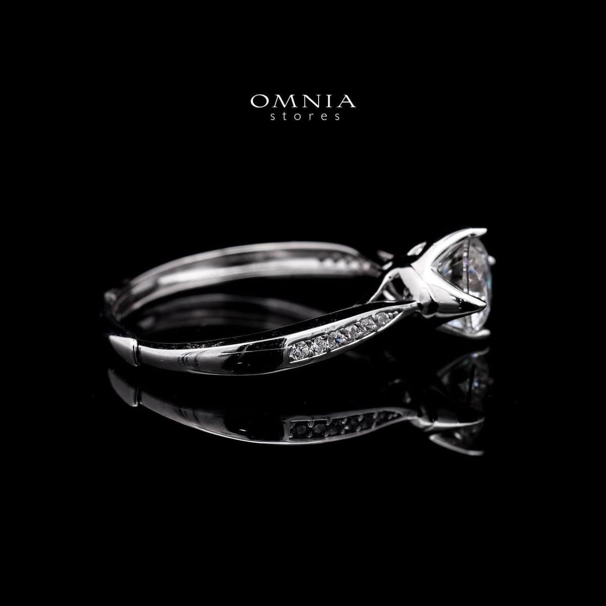Omnia Classic Twist Engagement Ring in 925 Sterling Silver with High-Quality Iced Cut Stone - OMNIASTORES UAE