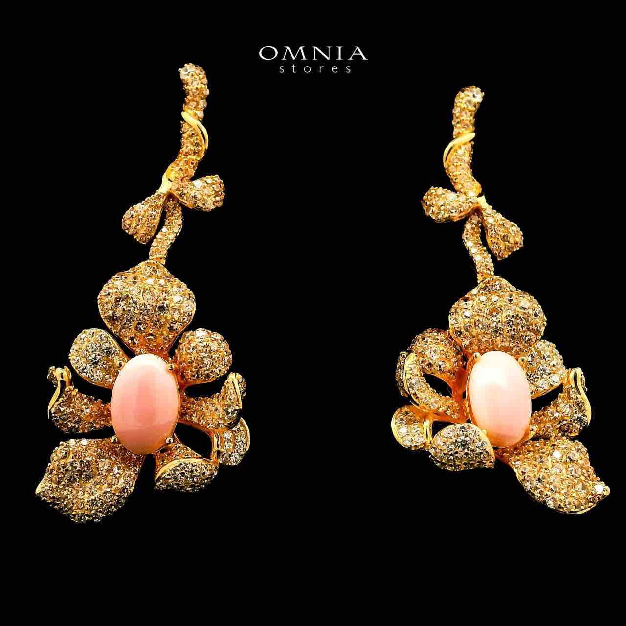 أقراط متدلية باللون الوردي الذهبي من Omnia Margot Flower Design مصنوعة من الفضة عيار 925 مع ألماس صناعي عالي الجودة وتفاصيل من حجر المرجان