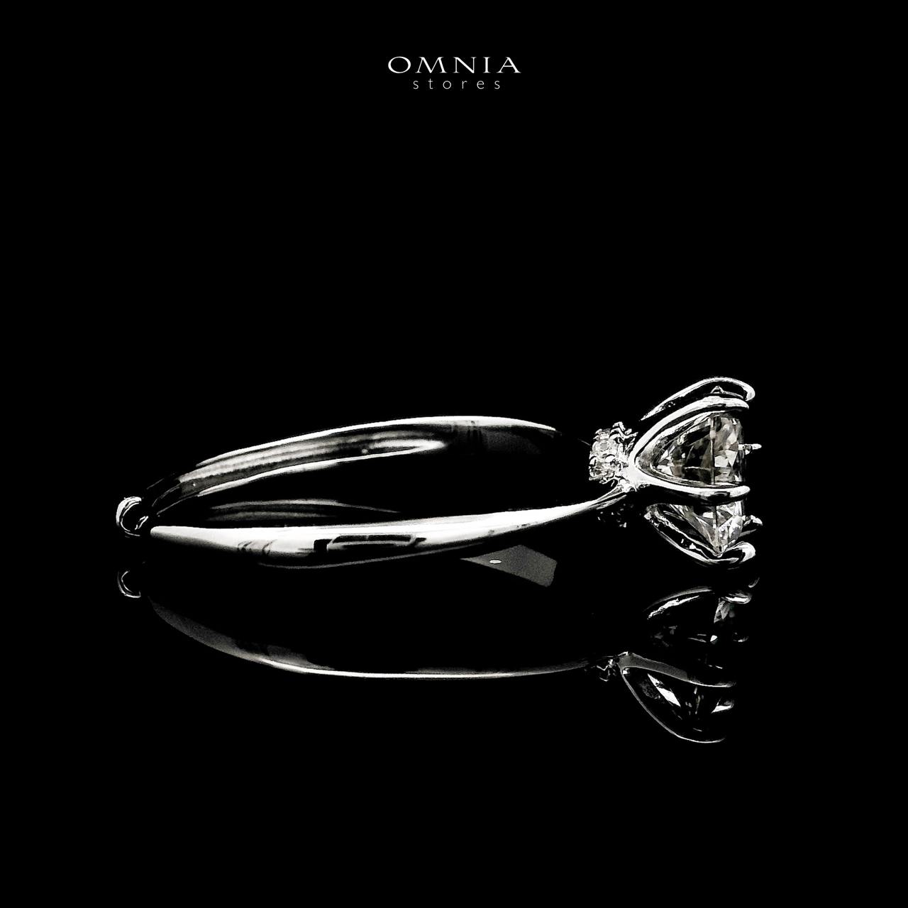 Omnia Areeba Silver Classic Ring in 925 Silver with High-Quality White Moissanite Stones